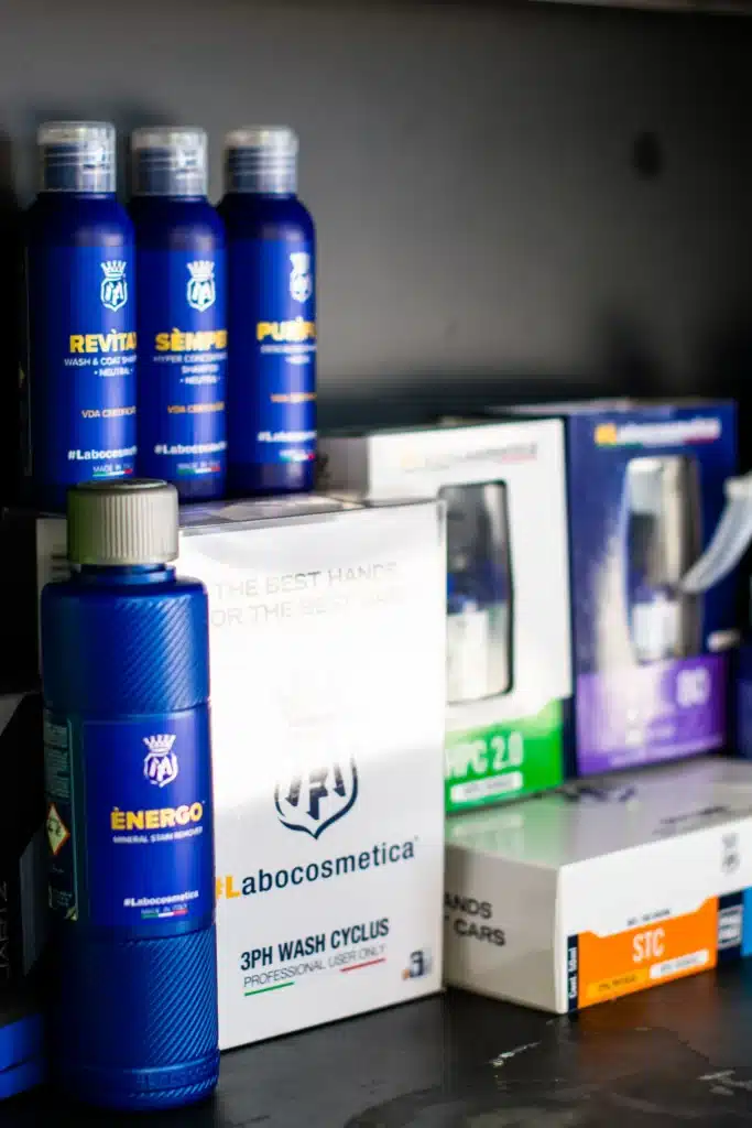 Productdisplay met shampoos, coatings en accessoires bij MW Car Detailing Heerhugowaard