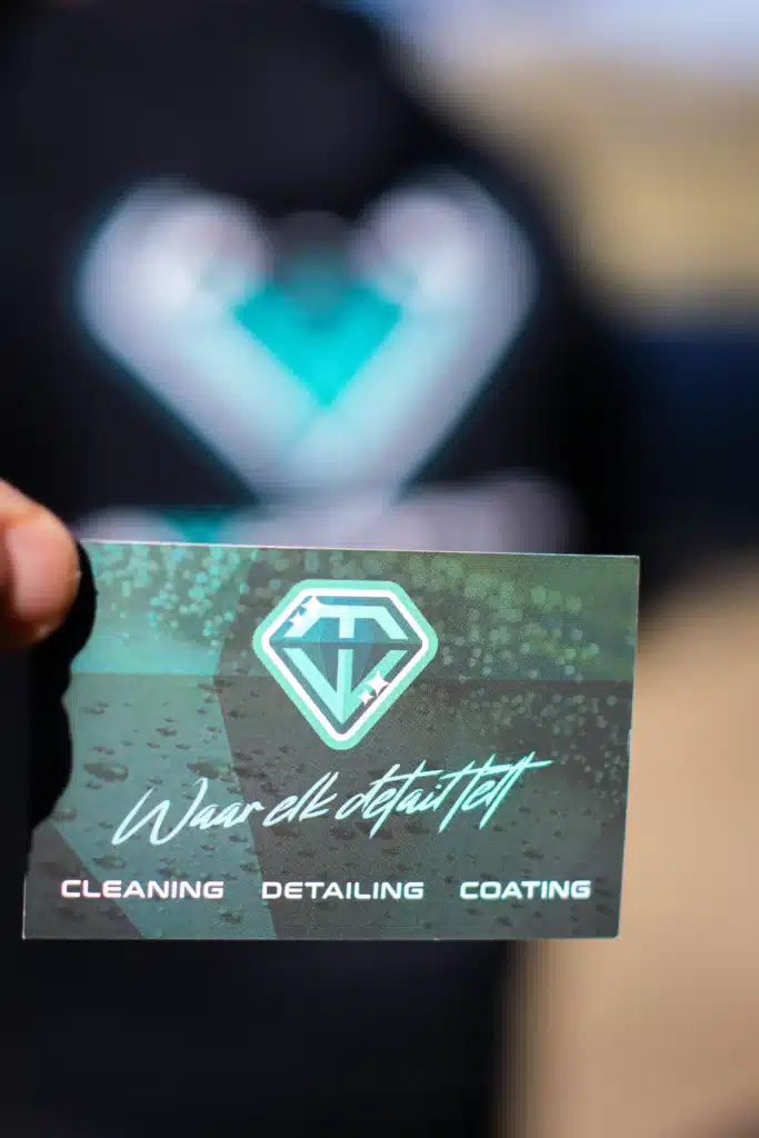 Close-up van visitekaartje MW Car Detailing in Heerhugowaard