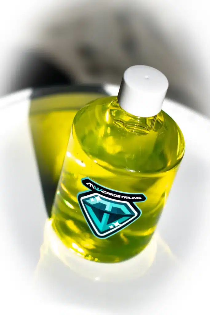 Fles met autoshampoo gebruikt door MW Car Detailing in Heerhugowaard