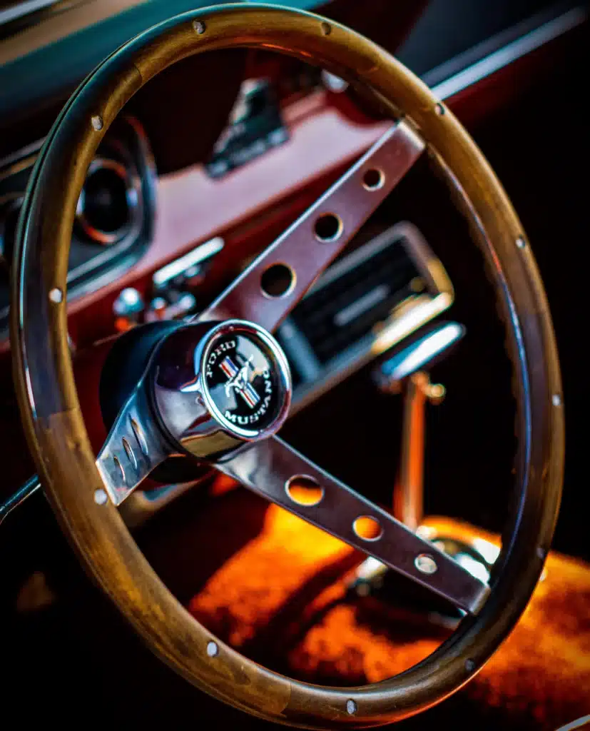 Detail van houten stuur van klassieke auto tijdens interieurreiniging in Heerhugowaard