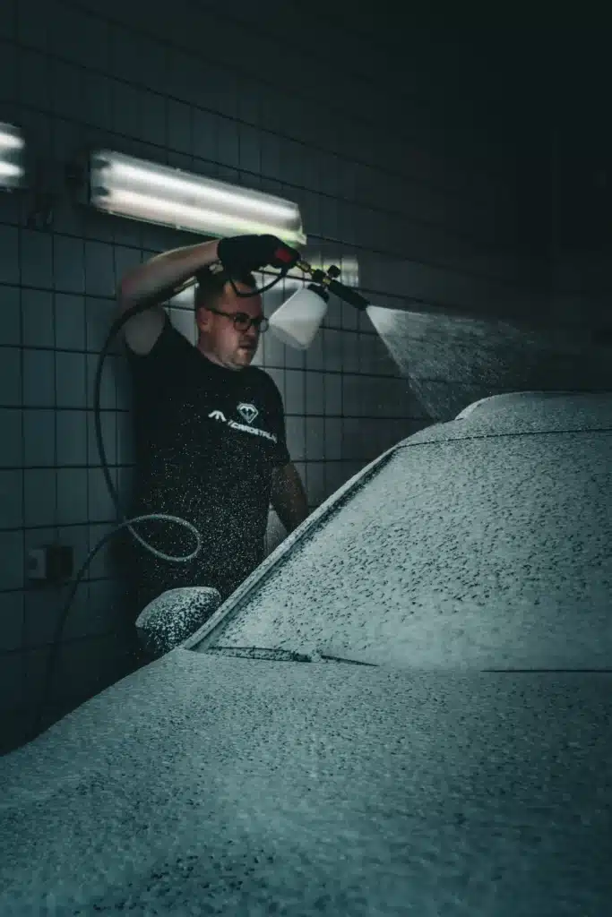 sneeuwschuim op vieze auto