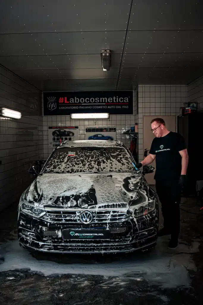 Auto ingeschuimd tijdens voorwas bij MW Car Detailing in Heerhugowaard