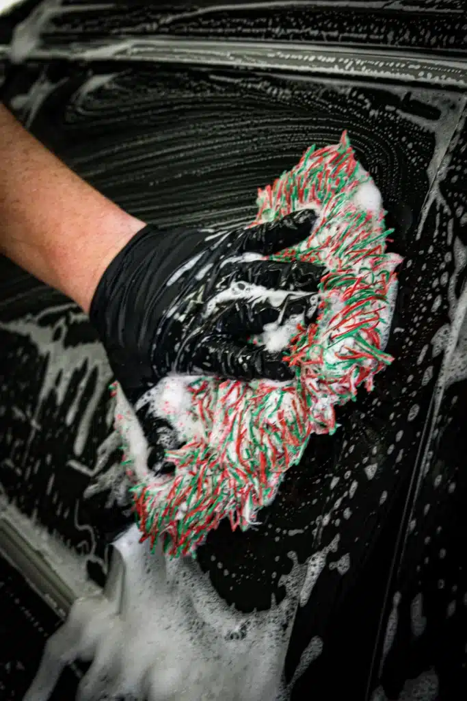 Detailer wast auto met washandschoen tijdens exterieurreiniging in Heerhugowaard