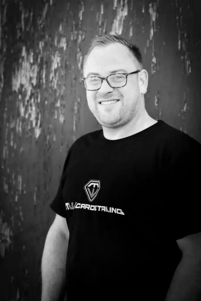 Portret van eigenaar van MW Cardetailing in Heerhugowaard Zwart wit