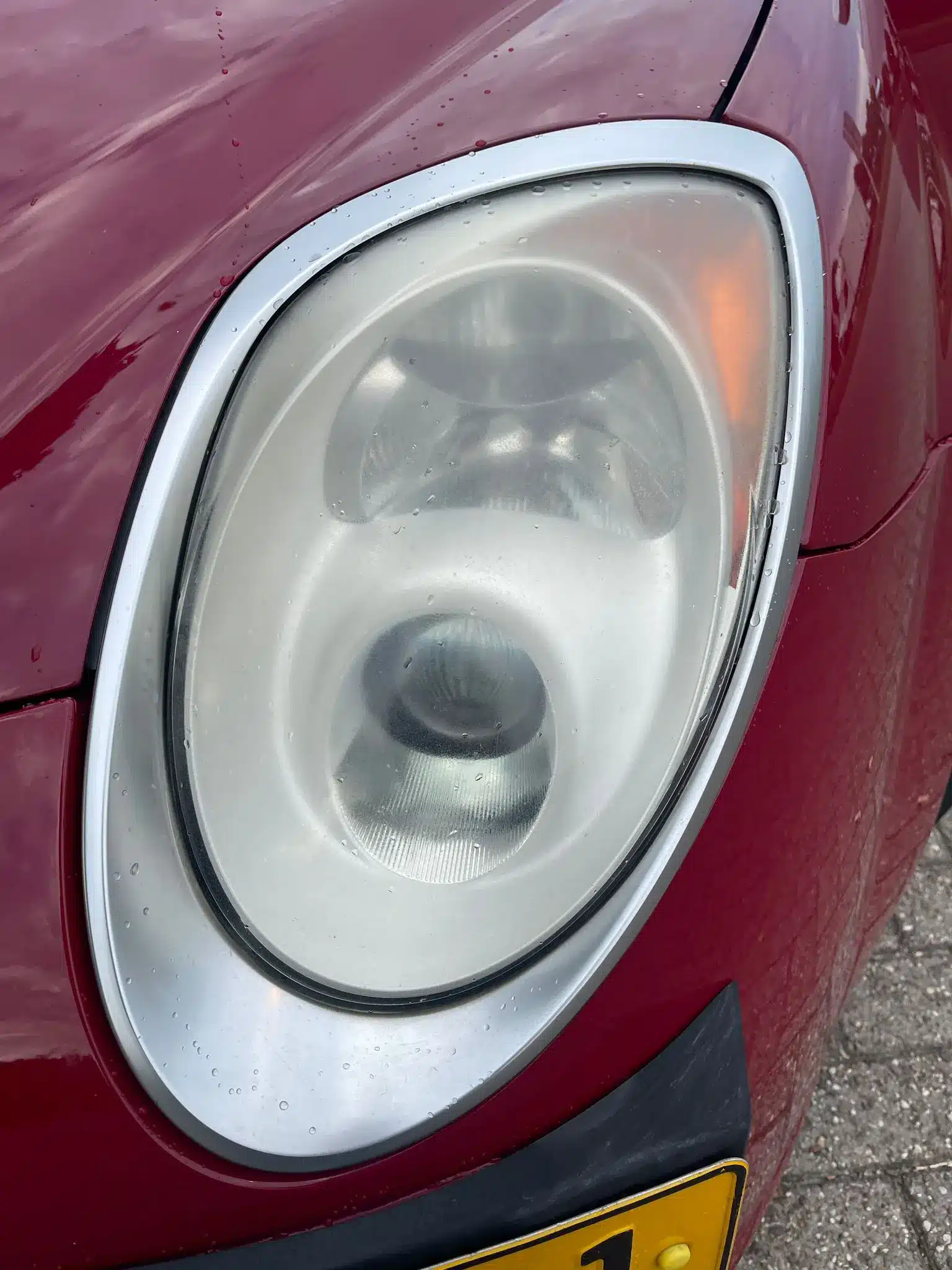 Koplamp vóór restauratie Gele en doffe koplamp voor polijstbehandeling in Heerhugowaard