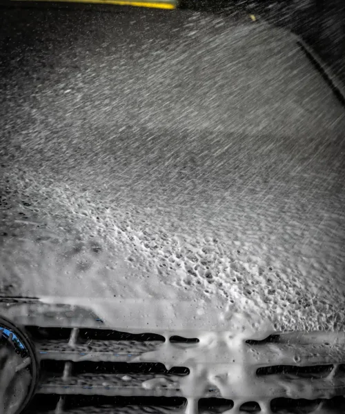 Dikke schuimlaag op motorkap tijdens voorwas in Heerhugowaard