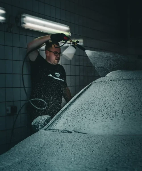 sneeuwschuim op vieze auto