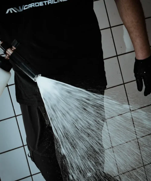 Detailer wast auto met snow foam tijdens exterieurreiniging in Heerhugowaard