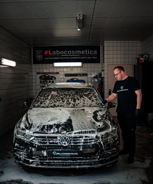 Auto ingeschuimd tijdens voorwas bij MW Car Detailing in Heerhugowaard