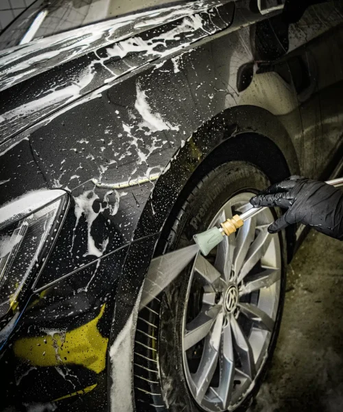 Detailer reinigt velgen met schuim tijdens exterieurbehandeling in Heerhugowaard