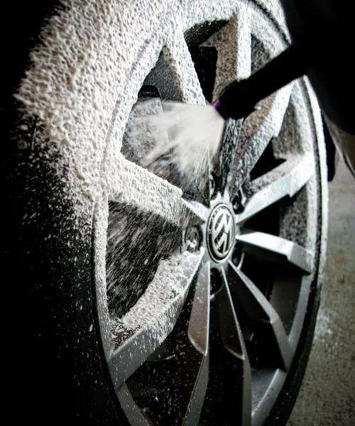 Schuimreiniging van velgen tijdens exterieurreiniging in Heerhugowaard