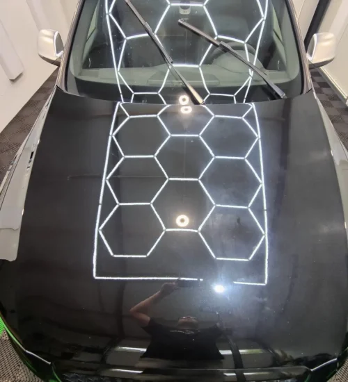 Glanzende motorkap met reflectie na lakcorrectie in Heerhugowaard