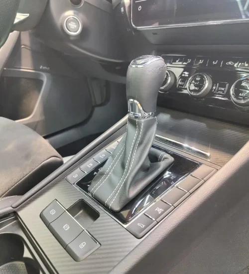 Gepolijste middenconsole en versnellingspook na interieurreiniging in Heerhugowaard