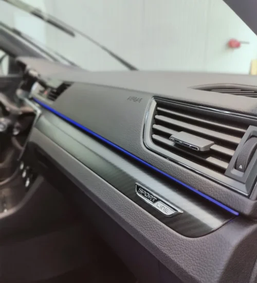 Schoon dashboard en middenconsole na interieurbehandeling in Heerhugowaard