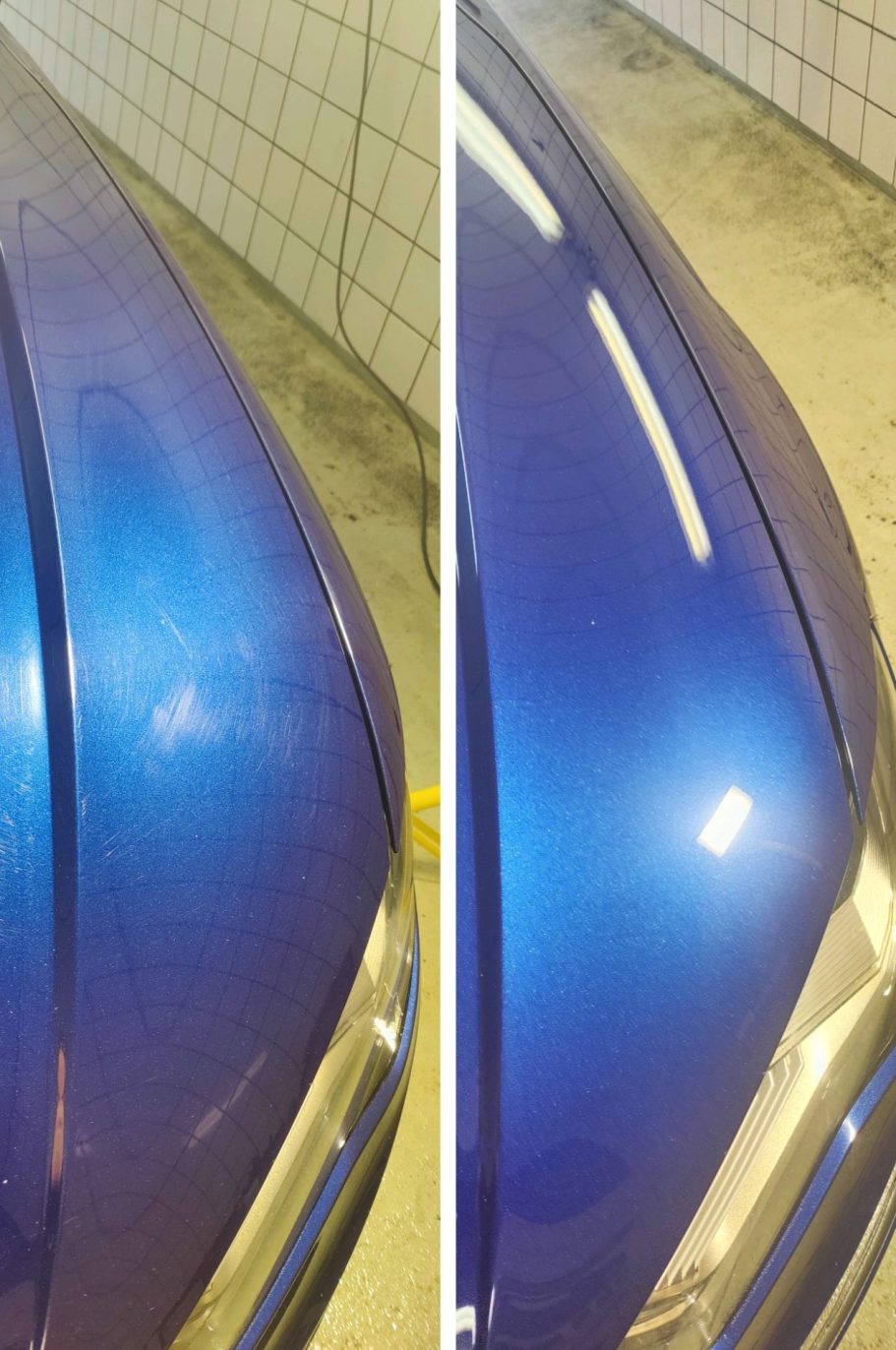 Links allerlei swirls op de blauwe autokap, rechts dezelfde kap na polijsten met glanzende afwerking.