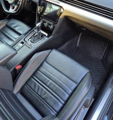 Luxe zwarte autostoelen met een modern interieur en een rubberen mat.